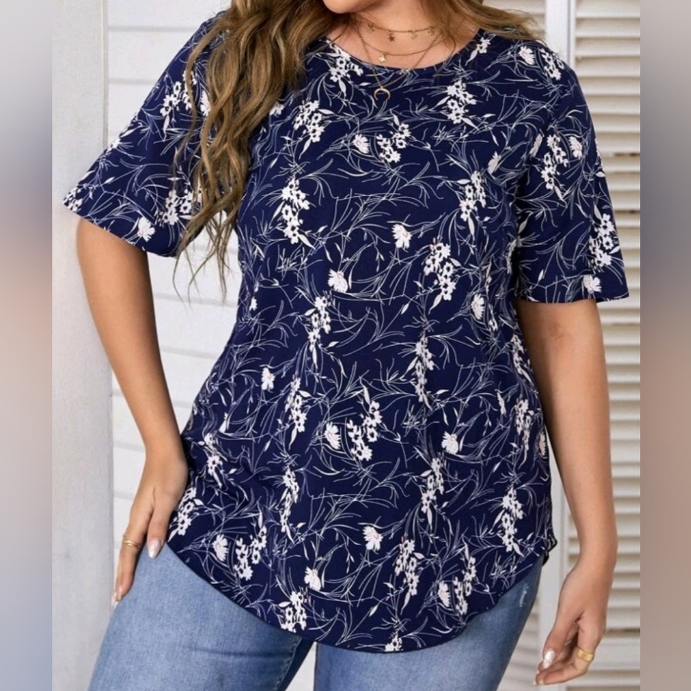 🌸🌷 NWOT 1XL Floral Criss Cross Detail Top